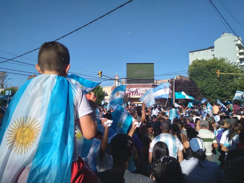 VIDEO: la Scaloneta volvió a ganar y todo fue festejo y alegría en las calles de Roca