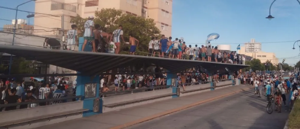 Excesos en los festejos: Decenas de personas en los techos de las dársenas y un hombre en un semáforo