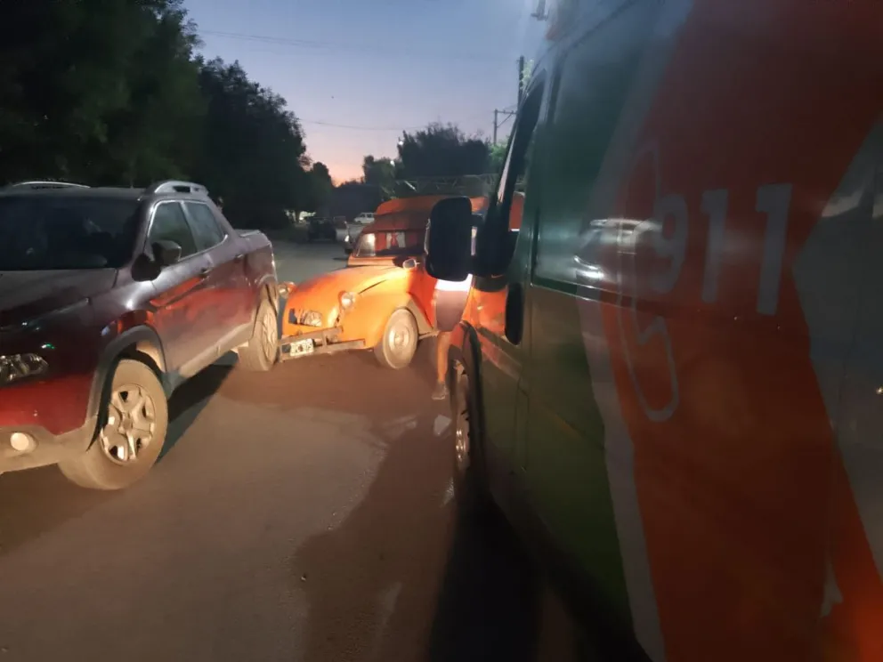 ¿Cómo lo hizo? Chocó contra una camioneta estacionada