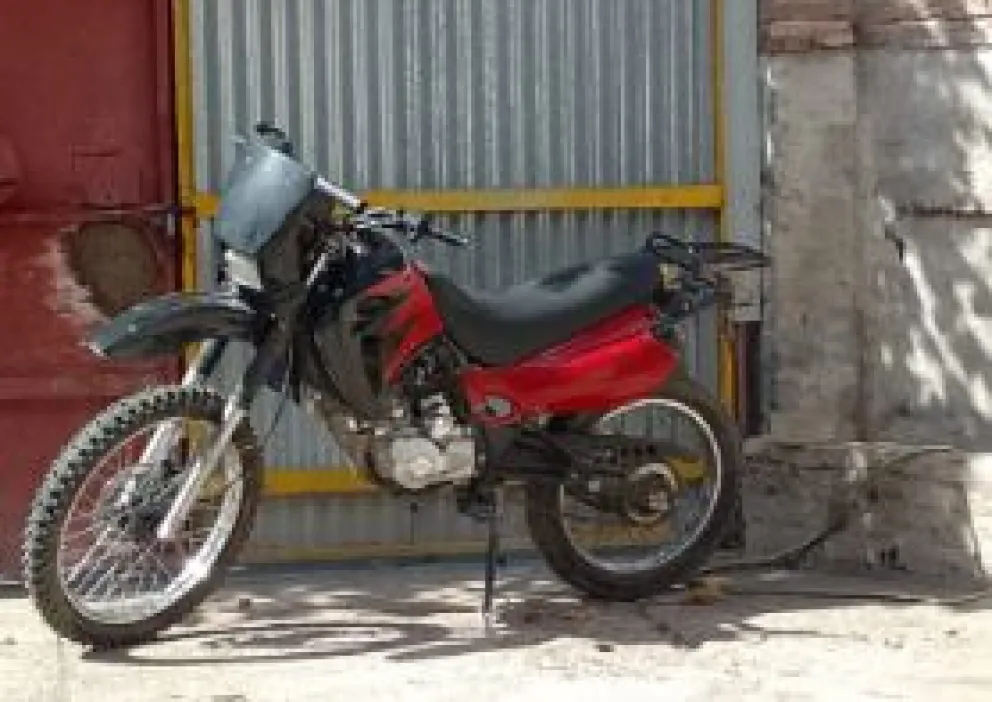 Lo asaltaron con arma de fuego y le robaron la moto 