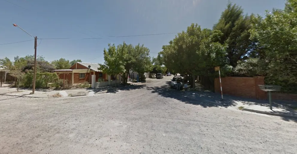 Una cámara captó a dos encapuchados con dudosas intenciones en el barrio Universitario 