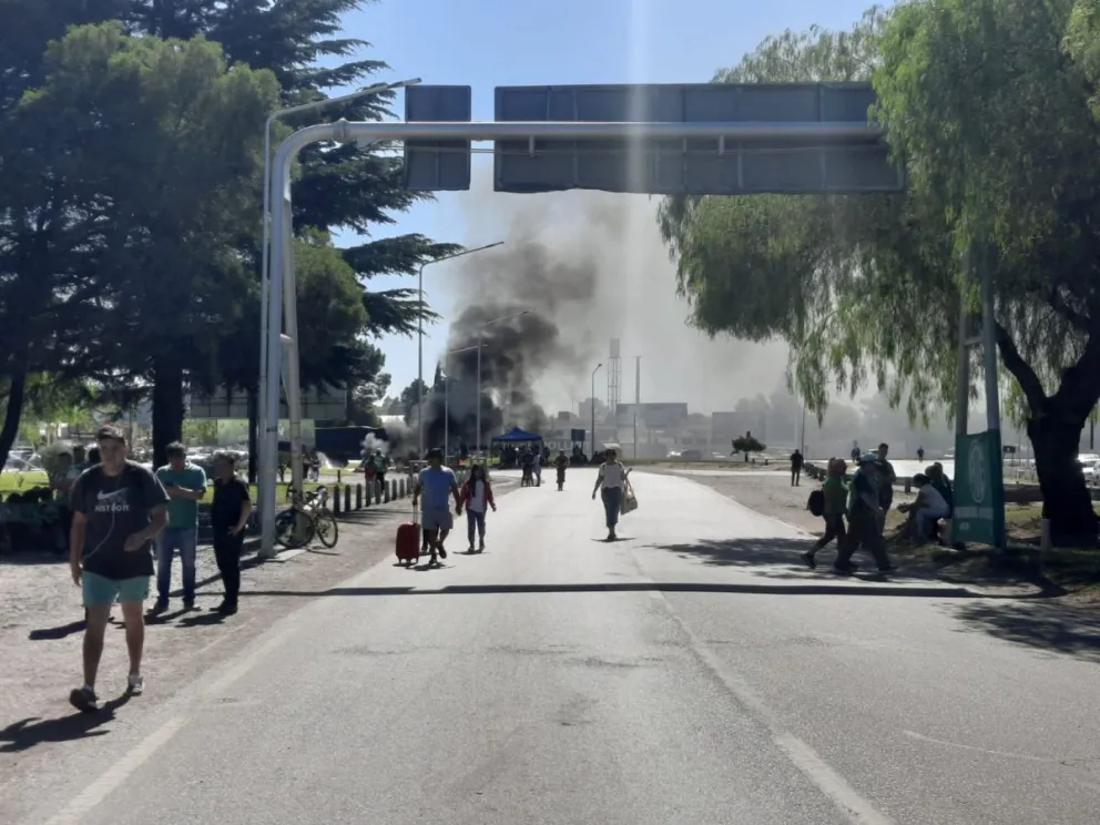 El corte de ATE complica el tránsito entre Río Negro y Neuquén