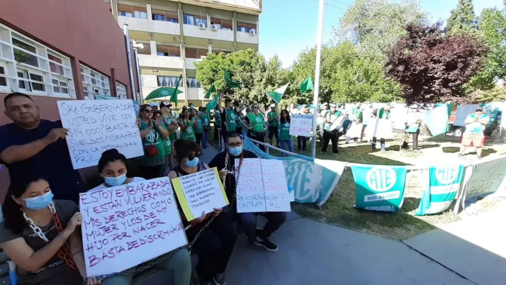 Encadenados: Embarazada de 8 meses, le dieron de baja el contrato en el hospital de Regina