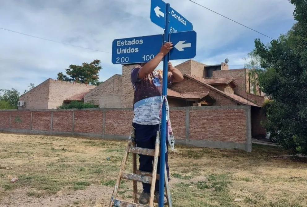Le erraron: Instalaron carteles nomencladores, pero algunos están mal ubicados