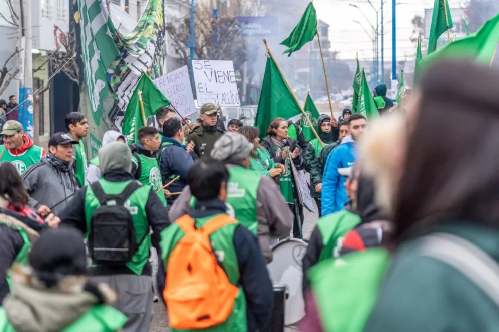 Mañana “movida” en la región: paro, retención de servicios y protestas sobre puentes y Ruta 22