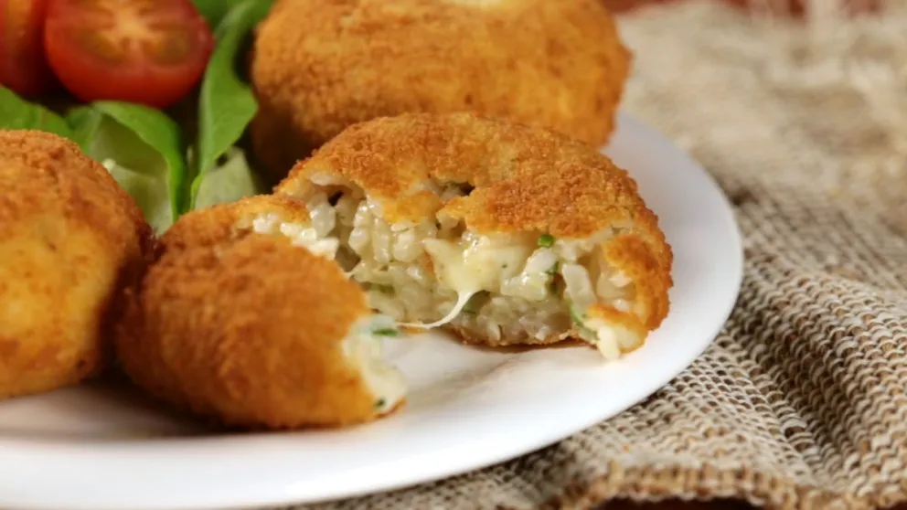 Cómo hacer bombas de arroz rellenas con queso, ¡espectaculares!