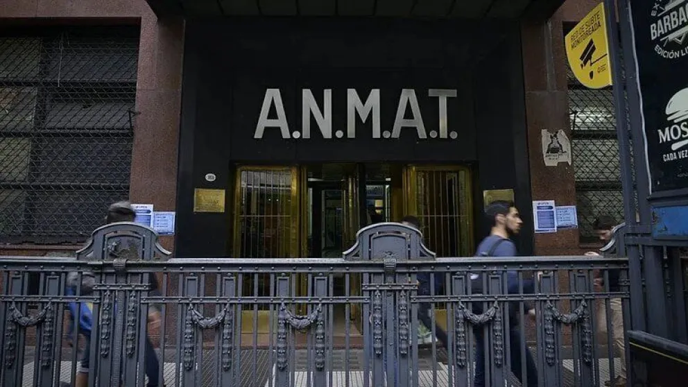 La ANMAT prohibió la venta de una miel, un aceite de girasol y un agua embotellada