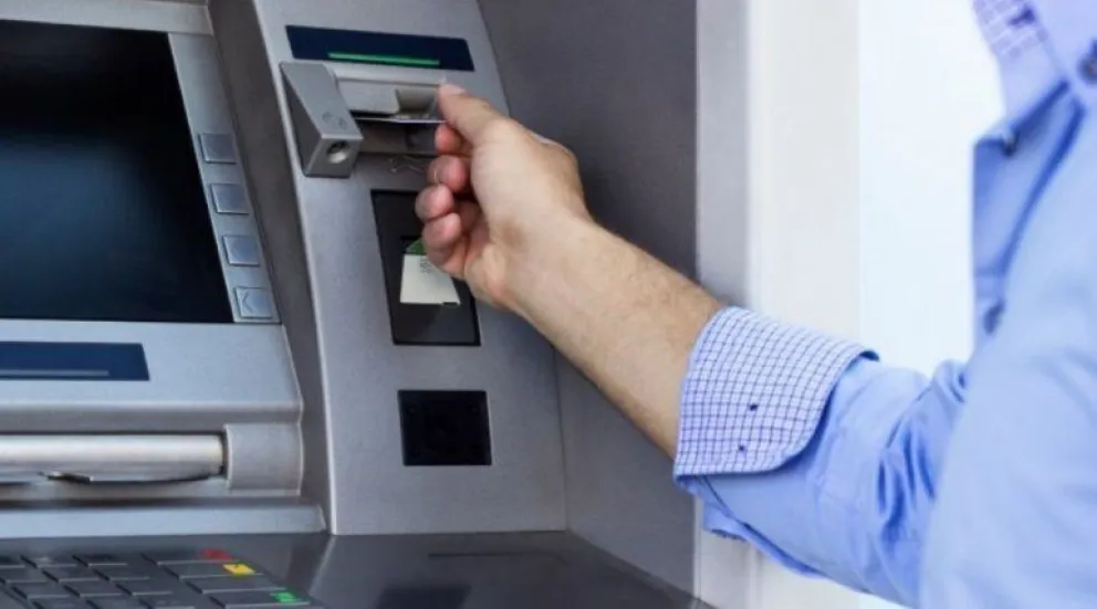 Encontró una tarjeta en el cajero y se transfirió $90 mil a su cuenta 