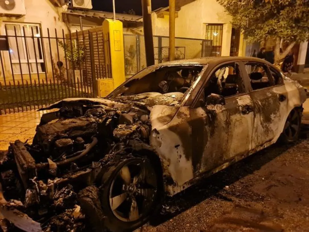 Vecinos llamaron a los bomberos por el incendio de un auto de alta gama 