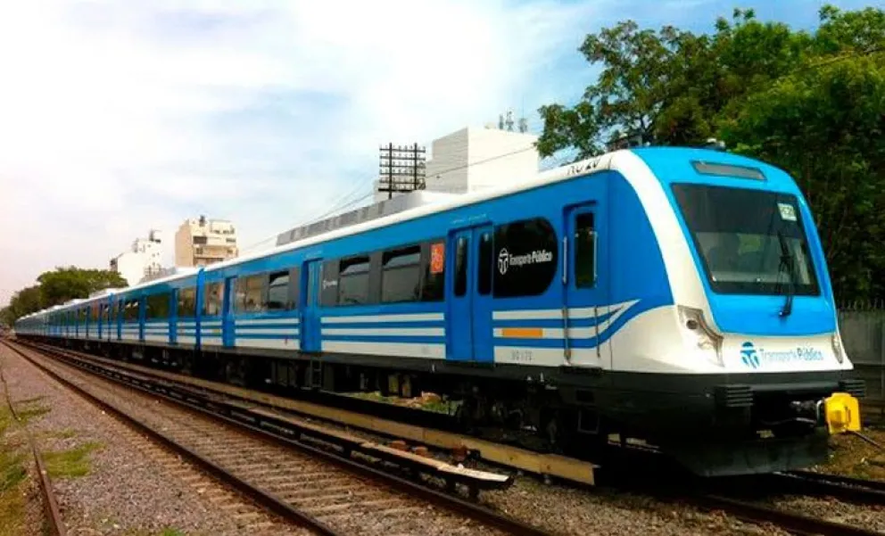 Insólito: un joven intentó viajar desnudo colgado de la puerta del tren Sarmiento