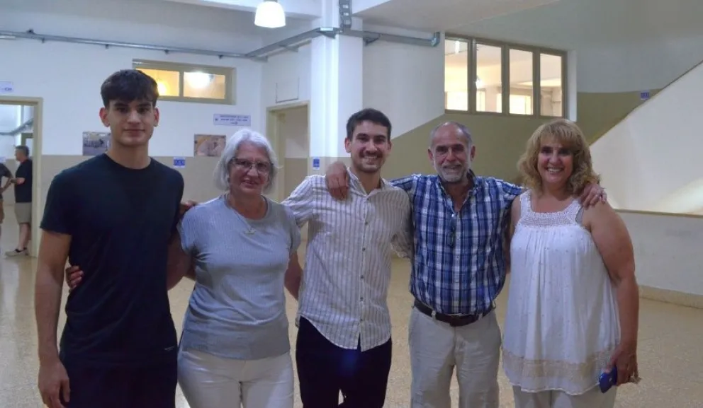 Fermín es de Roca y es el primer egresado  en Ingeniería en Telecomunicaciones en La Plata