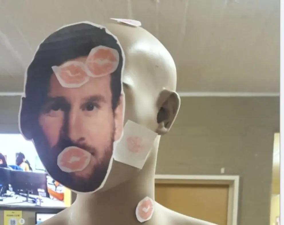 Darle un beso a Messi para que se cumpla el deseo mundialista 