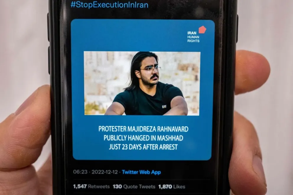 Horror: Irán ahorcó a un joven en público por su participación en las protestas