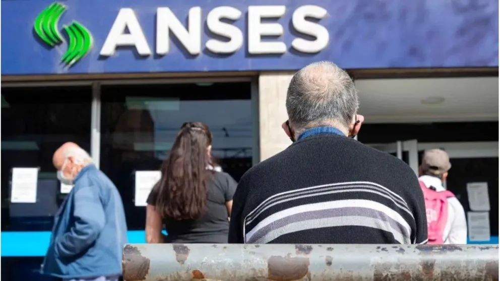 Jubilaciones, AUH, IFE 5 y más: quiénes cobran hoy, martes 13