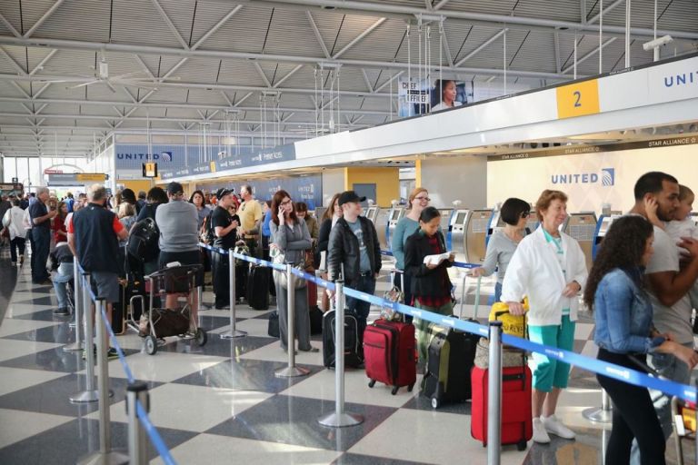 Pesadilla doble: quería viajar al exterior, la agarró la pandemia, quedó varada ocho días y tuvo que lidiar con la plataforma de viajes