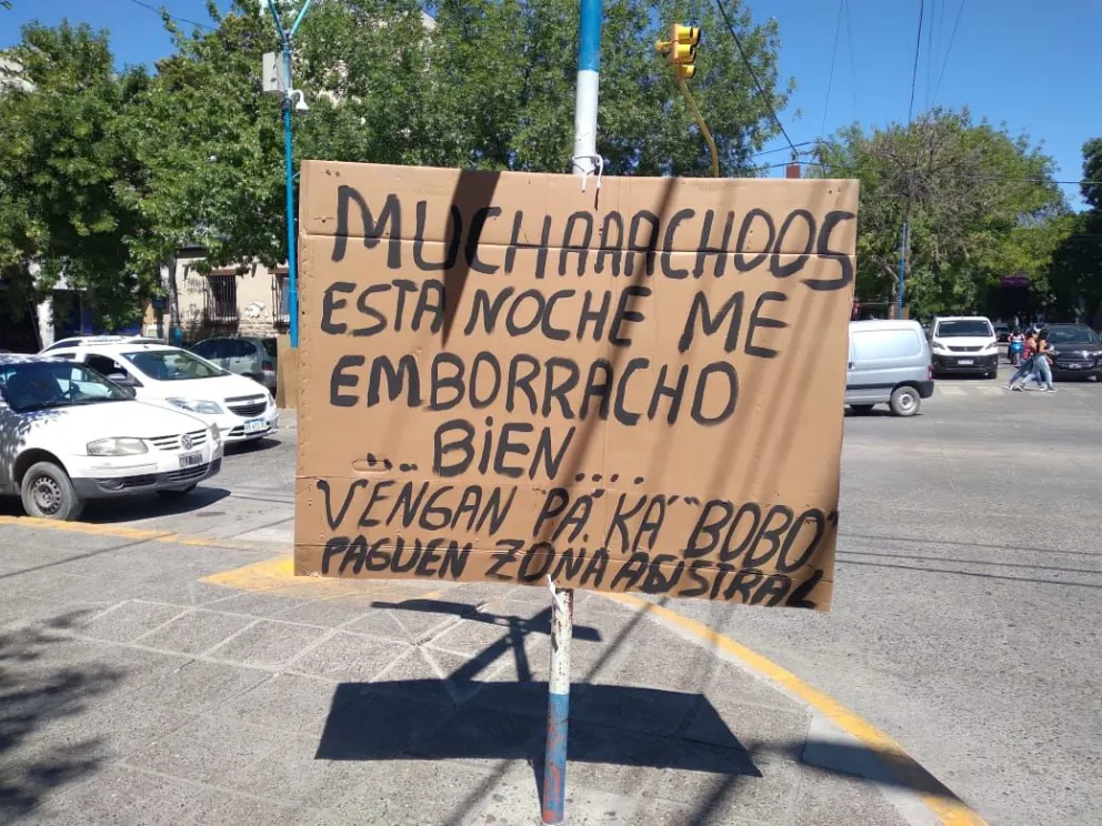 A tono con la Scaloneta: Policías retirados reclaman en el centro de Roca 