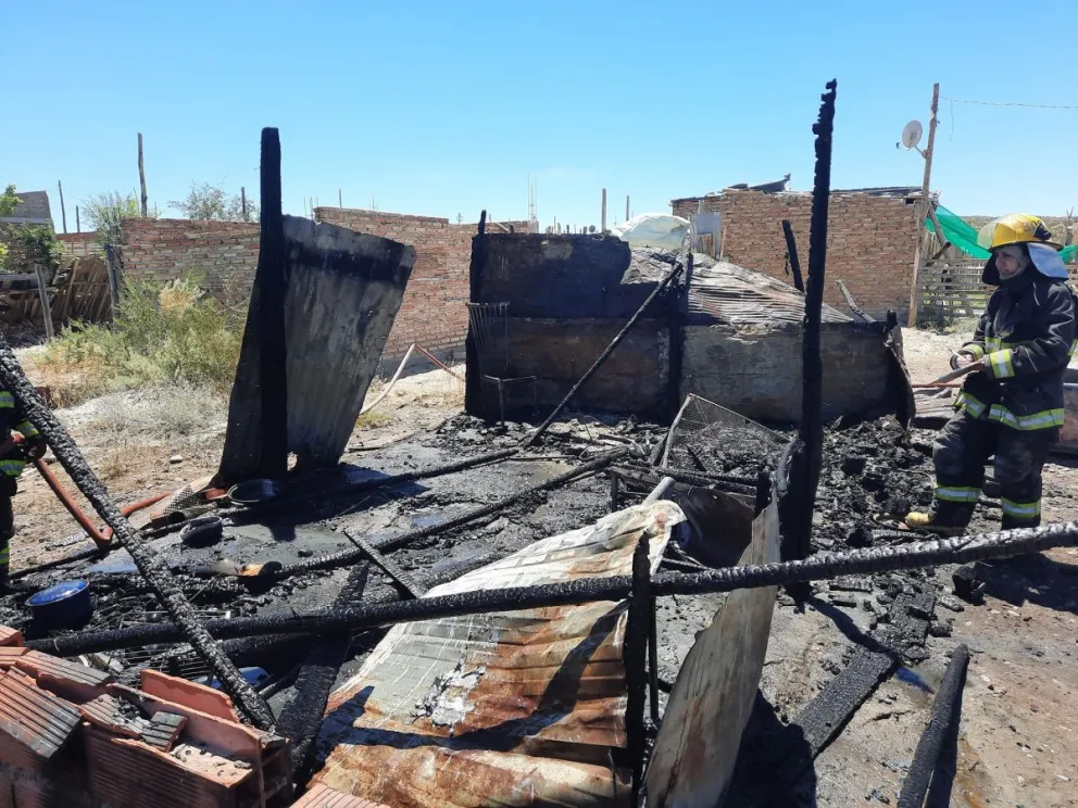 Perdió todo en el incendio de su rancho y los vecinos lo ayudaron a reconstruirla