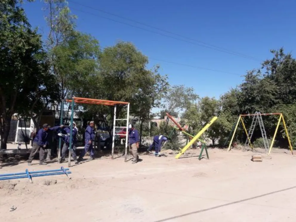Ya están instalados los nuevos juegos del barrio Fiske Menuco