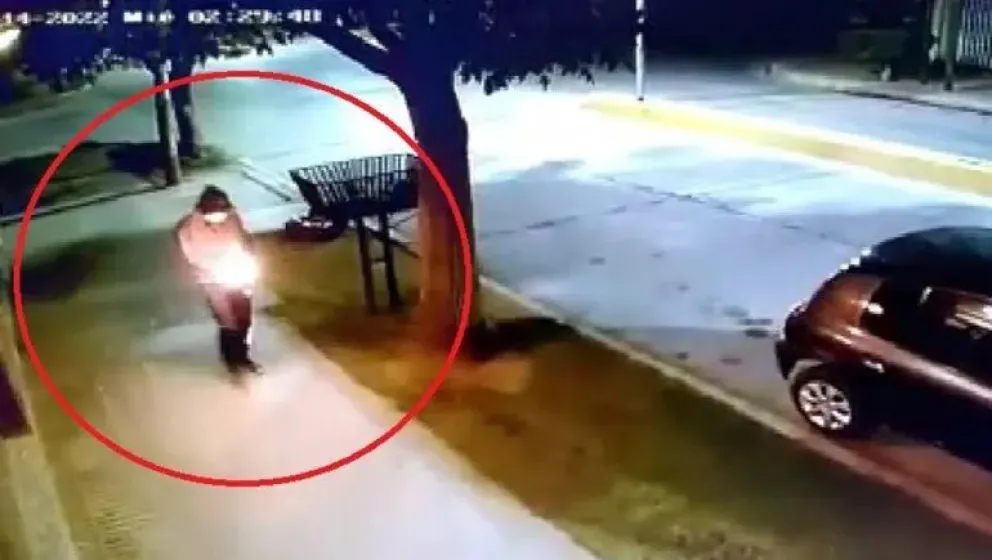 Impresionante: le prendió fuego a un auto estacionado en la calle. Mirá el video