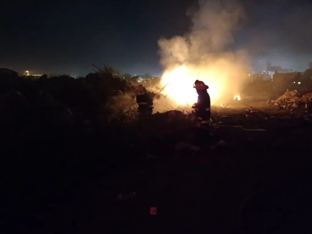 Tremendo incendio en el zanjón atrás de la Alcaidía