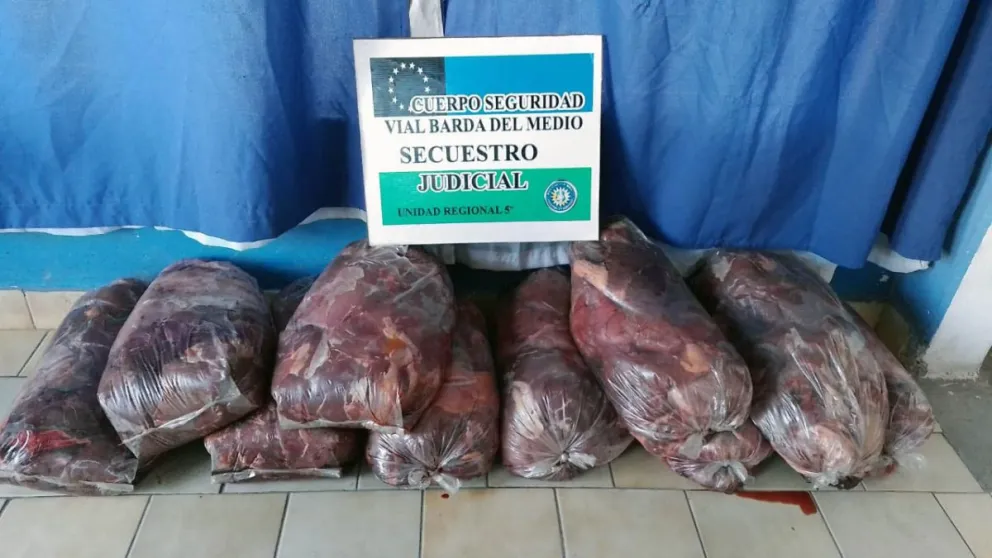 Taparon con una manta los 150 kilos de carne de caballo que transportaban ilegalmente