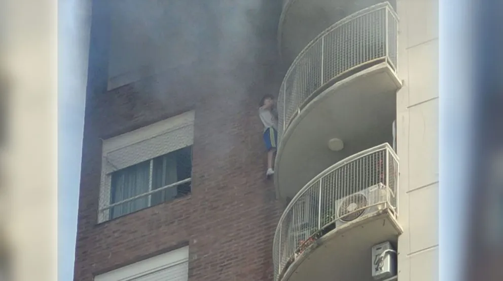 VIDEO: un nene se colgó de un piso 13 para escapar de un incendio