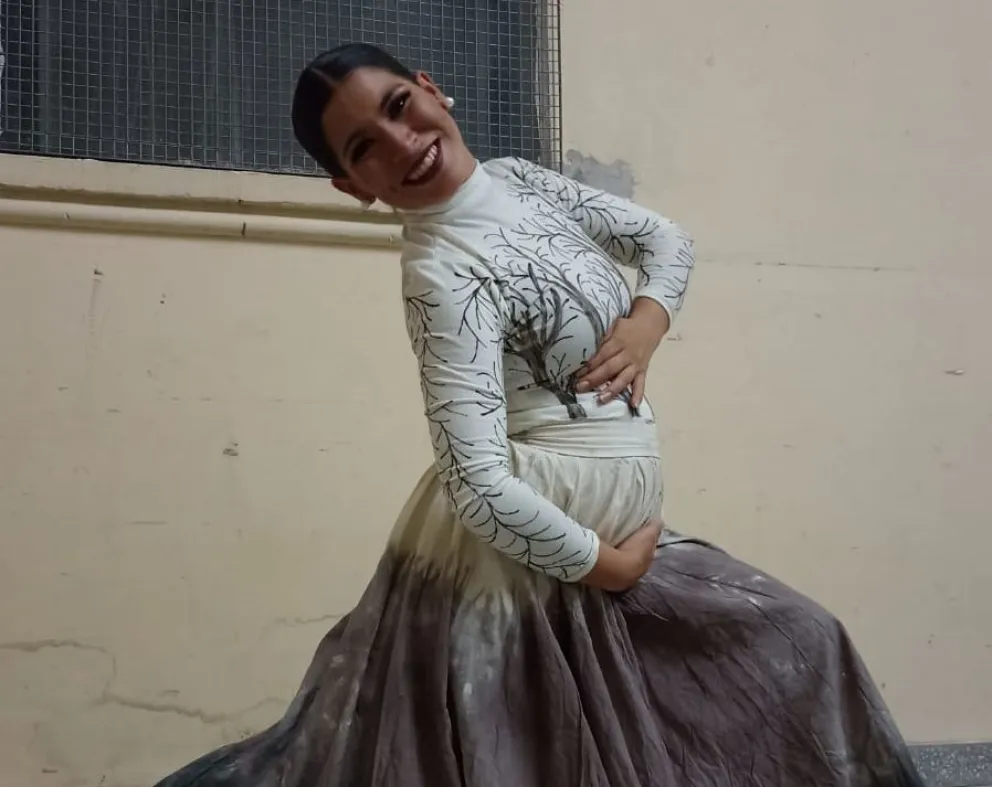 Conocé la historia de Alen, la joven roquense que bailará en Cosquín embarazada de siete meses