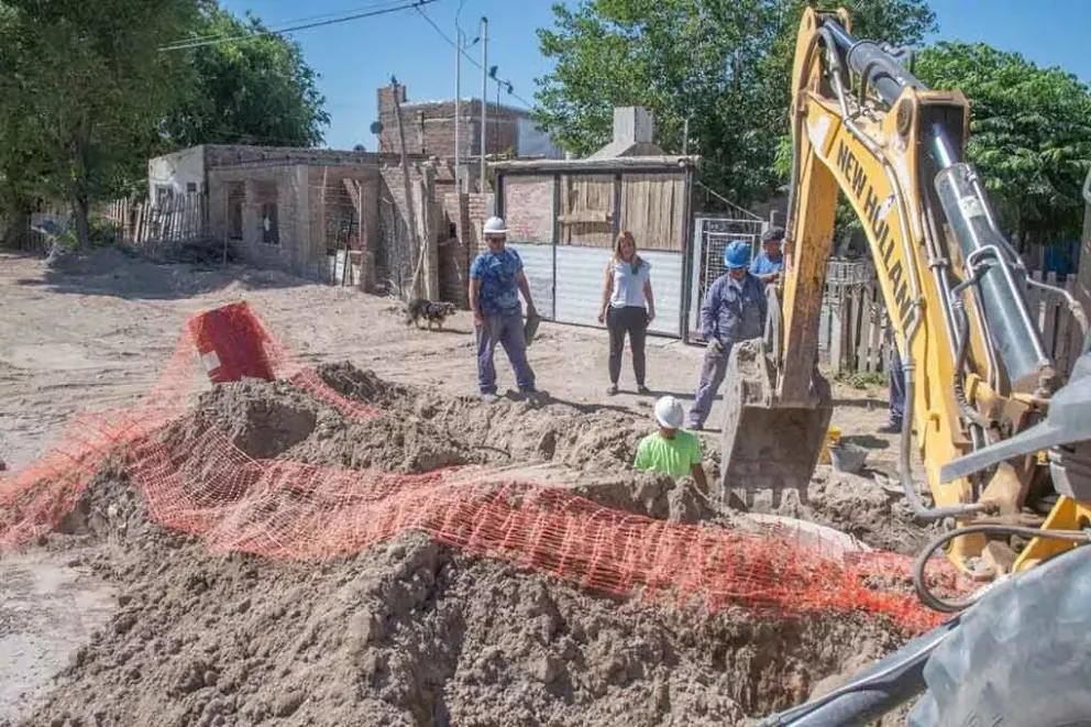 Avanza la obra de red de cloacas que beneficiará a más de 400 familias del Fiske Menuco