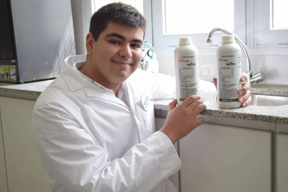 Tiene 15 años, es del Alto Valle y creó un fertilizante orgánico para evitar el uso de agroquímicos