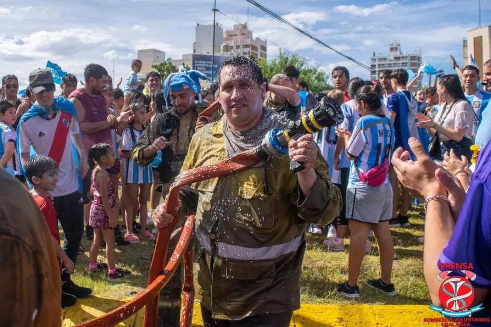 Bomberos voluntarios apagaron un incendio y se fueron a festejar el triunfo de Argentina