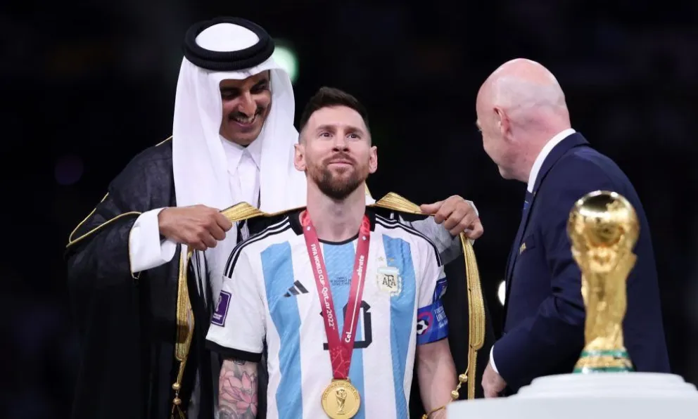 ¿Qué significado tiene la “capa” que le pusieron a Messi antes de levantar la copa?