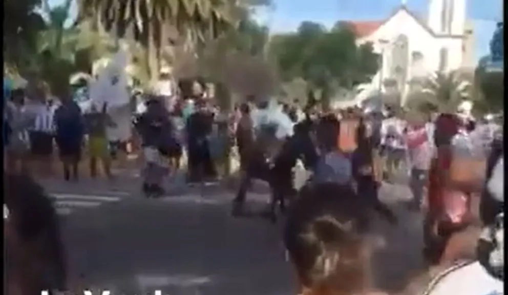 VIDEO. No todo fue color de rosa: se agarraron a cuchillazos en pleno festejo 