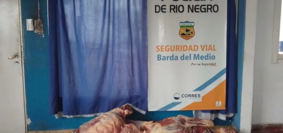 Llevaba más de 130 kilos de carne escondidos, intentó huir y lo atrapó la policía