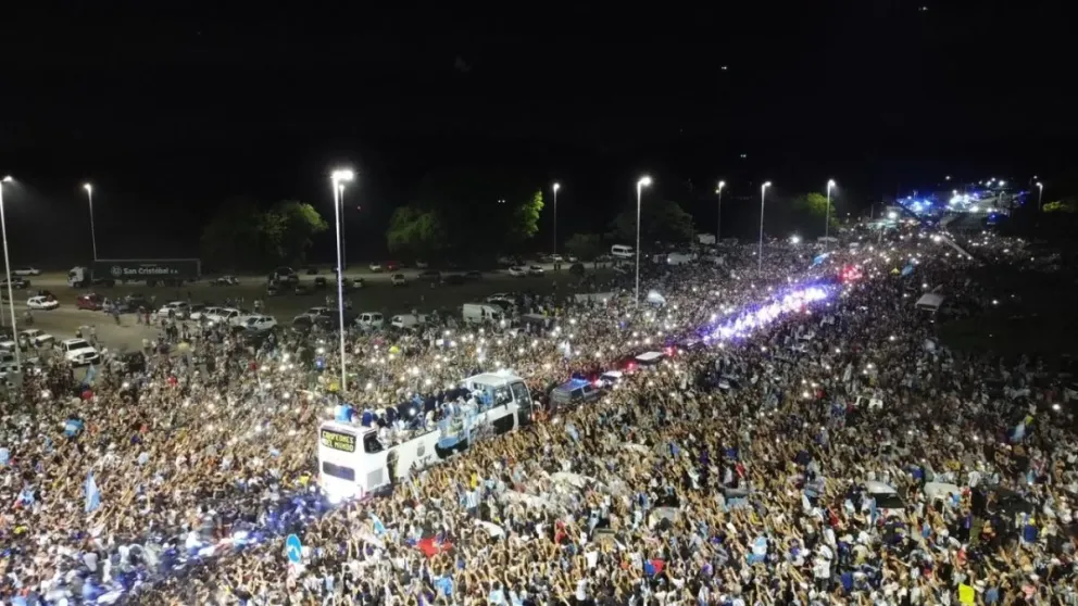 ¡Una locura!: entre un mar de gente, así se recibió a la Selección cuando llegó al país
