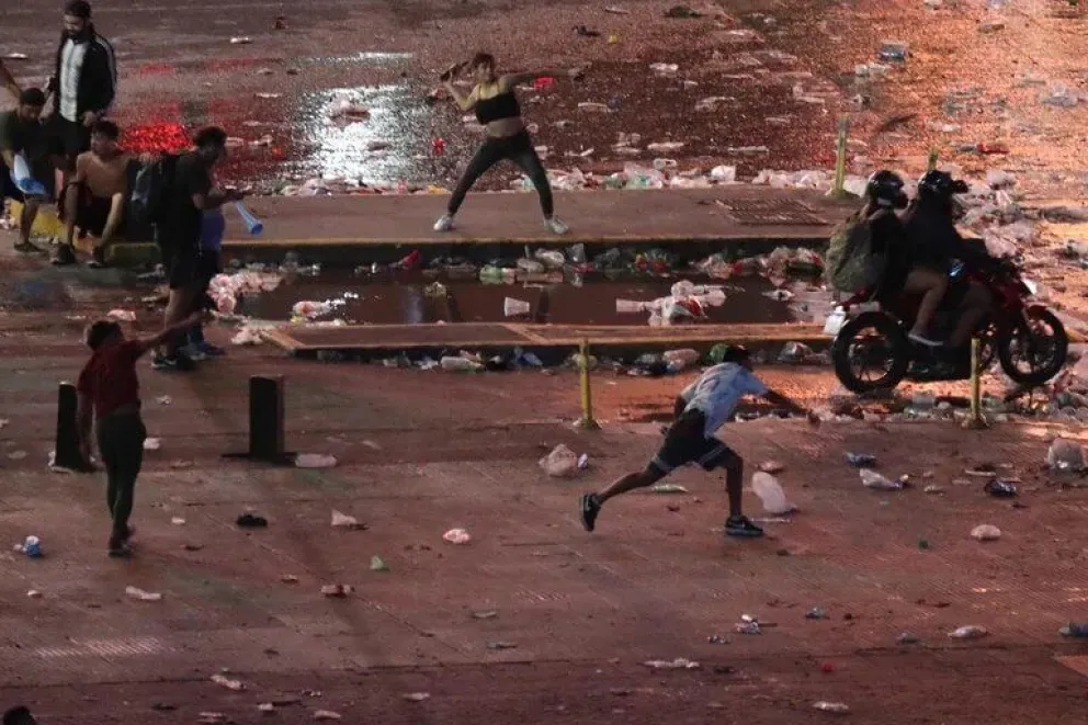 Hubo incidentes en el Obelisco entre hinchas y la Policía: pedradas, balas de goma y gente detenida