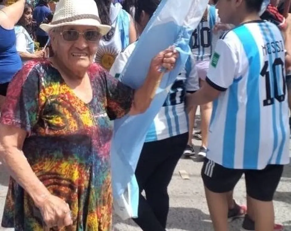 María, la abuela roquense de 91 años que celebró en la calle todos los triunfos de la Scaloneta