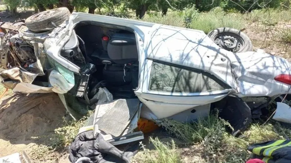 Raro: cayeron por un barranco, el conductor quedó atrapado y su acompañante lo abandonó