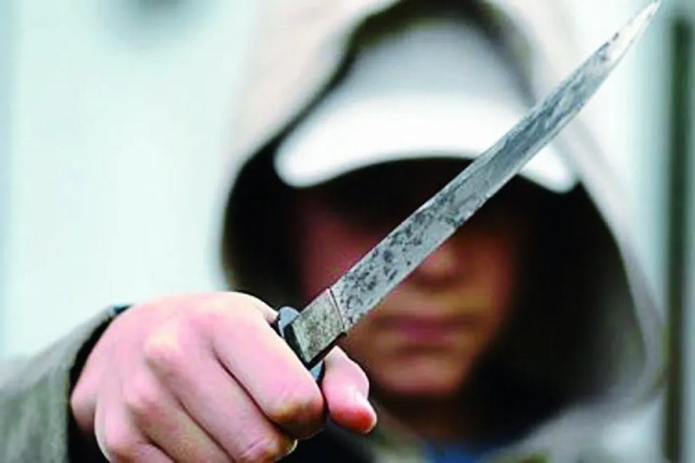 Fue detenido tras asaltar a una mujer con un cuchillo para robarle la mochila y el celular 
