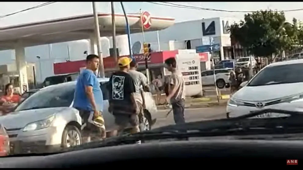 VIDEO: discutieron y terminaron a las piñas en plena estación de servicio