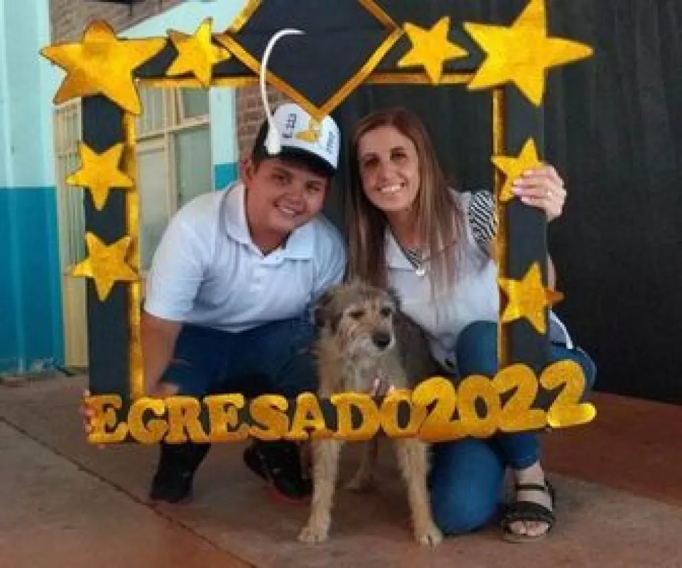 El perro “Carozo” es el primer egresado perruno de la ciudad y recibió un reconocimiento de maestros y alumnos