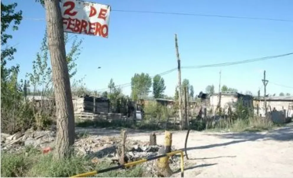 Una persona apareció muerta en plena calle de la toma "2 de Febrero" 