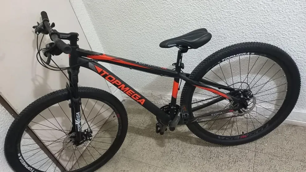 Un chico de "remera roja, pantalón jean largo y gorra oscura" le robó la bicicleta y pide ayuda para recuperarla