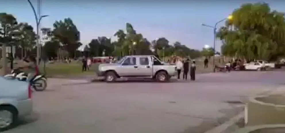 VIDEO. Navidad violenta: festejaban en el parque y todo terminó en una batalla campal 