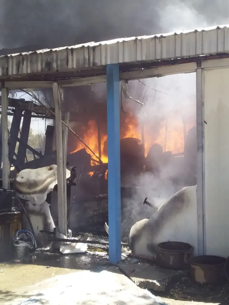 EN FOTOS: Ardió un galpón municipal y quedaron solamente los escombros