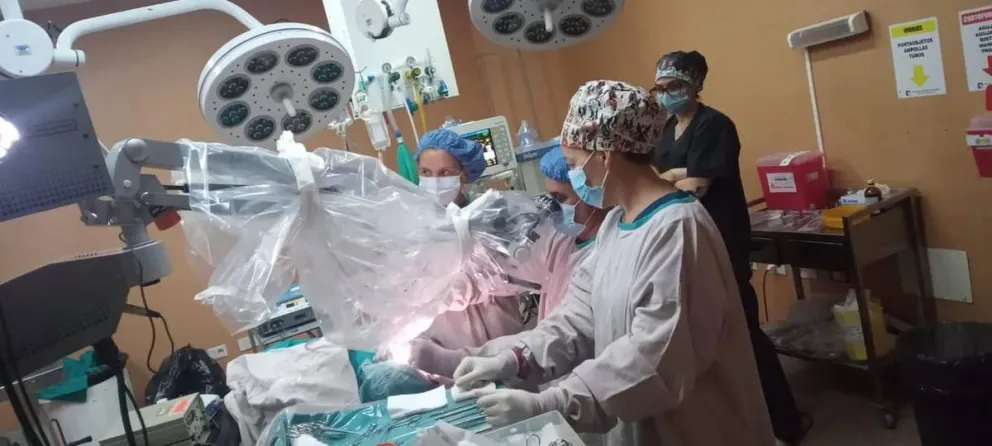 Dos pequeños recuperarán la audición gracias a una operación realizada en el Hospital de Roca