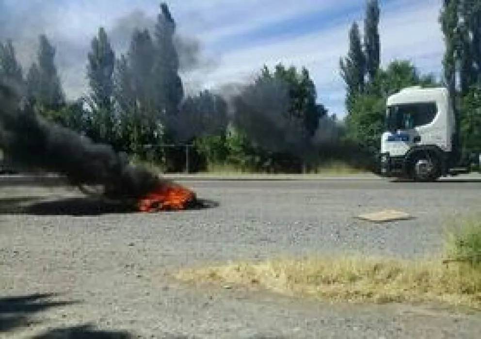 Policías retirados mantienen el reclamo por Zona Austral en el acceso a Cervantes 