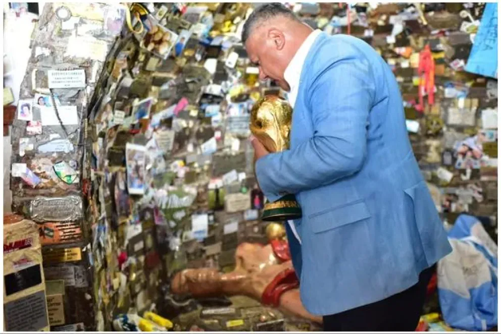 Promesa cumplida: el Chiqui Tapia le llevó la Copa del Mundo a la Difunta Correa