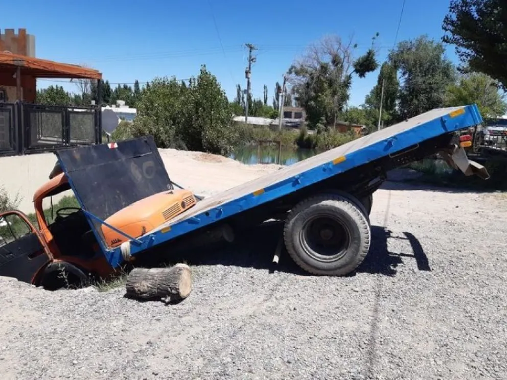 ¿Brindó de más?: Terminó la Navidad con el camión metido en un canal