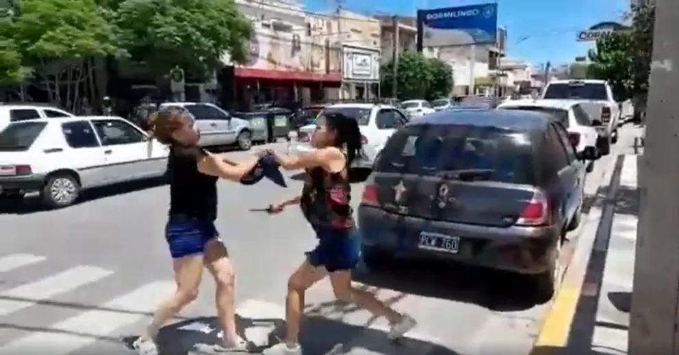 VIDEO: Dos mujeres se trenzaron en una pelea y una de ellas sacó un cuchillo