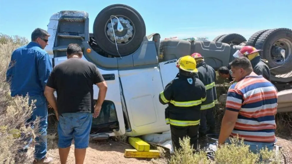 Volcó un camión con cervezas y los automovilistas se llevaron la carga